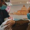 Biotexcom,um casal dos EUA na primeira vez vê a sua filha, nascida do programa da barriga de aluguel